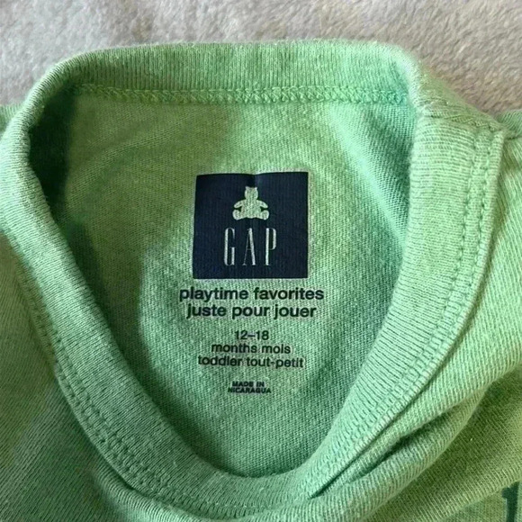 GAP - 2 piece set - sustainable jeans and top. Size 12 to 18 months - Picture 3 of 9